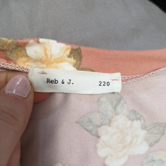 Reb & J. 220 Dusty Pink V-Neck Floral Blouse Size Medium Soft Short Sleeve - Picture 7 of 7